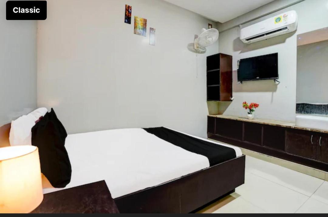 Selfie Rooms Surat Exterior photo